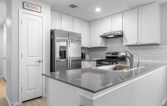 3-bedroom rental at 6447 Raquel in San Antonio, TX — photo 5