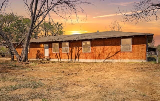 5-bedroom rental at 11515 Ford in Adkins, TX — photo 2