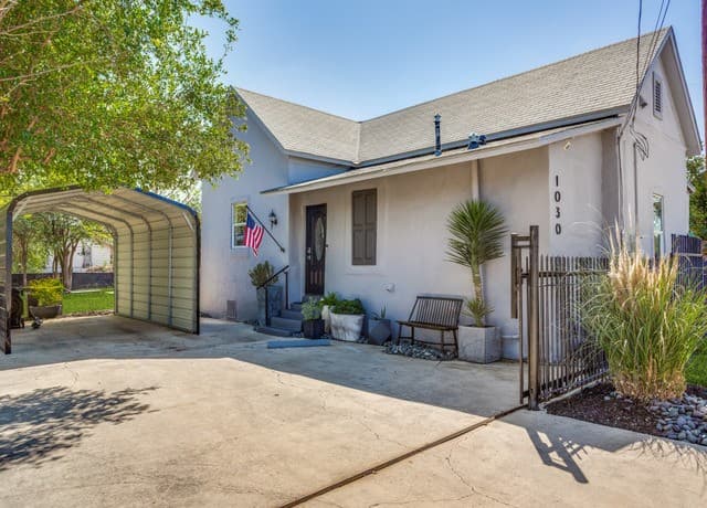 3-bedroom rental at 1030 Montana in San Antonio, TX — photo 2