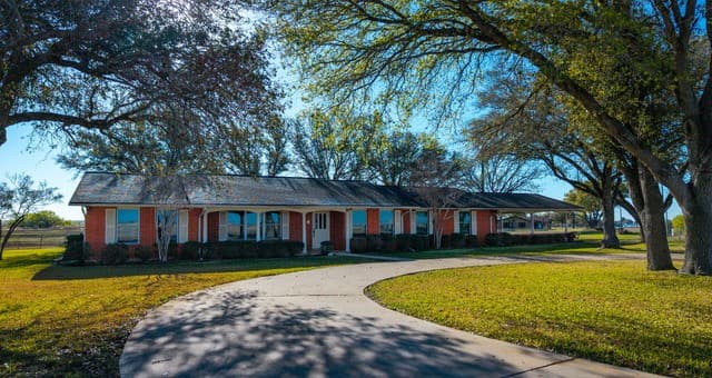 3-bedroom home for sale at 25 Labus Ln in Floresville TX