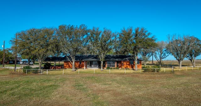 Home for sale at 25 Labus Ln in Floresville, TX — photo 2