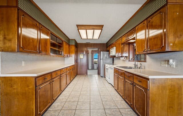 Home for sale at 25 Labus Ln in Floresville, TX — photo 3