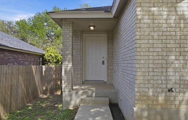 3-bedroom rental at 15824 Lomita Springs in San Antonio, TX — photo 3