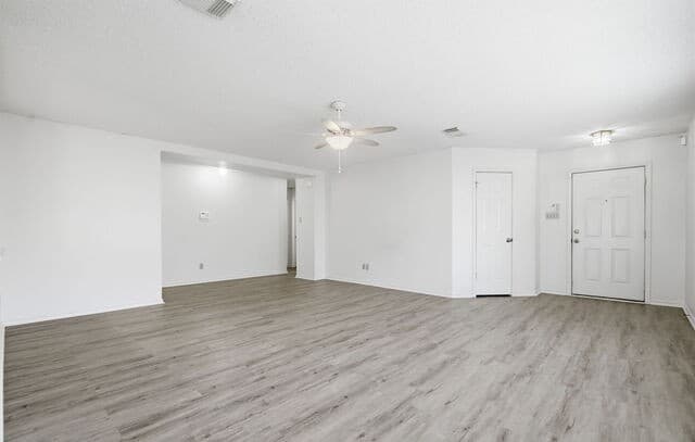 3-bedroom rental at 15824 Lomita Springs in San Antonio, TX — photo 4