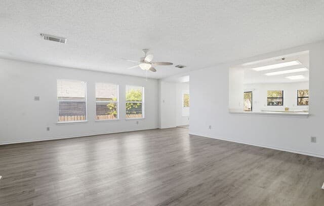 3-bedroom rental at 15824 Lomita Springs in San Antonio, TX — photo 5