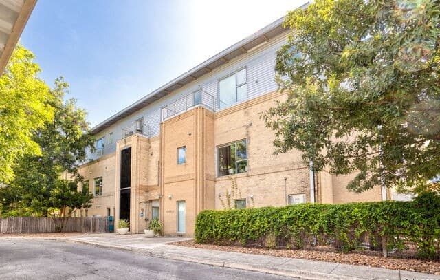 2-bedroom rental at 1115 S Alamo St Unit 3204 in San Antonio, TX — photo 4