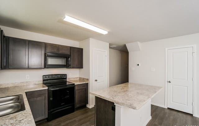 3-bedroom rental at 5215 Jade Crossing in San Antonio, TX — photo 4