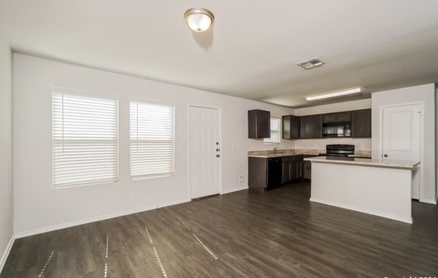 3-bedroom rental at 5215 Jade Crossing in San Antonio, TX — photo 5