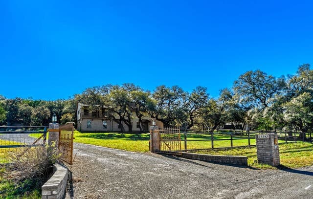 5-bedroom rental at 29342 Seabiscuit in Fair Oaks Ranch, TX — photo 3