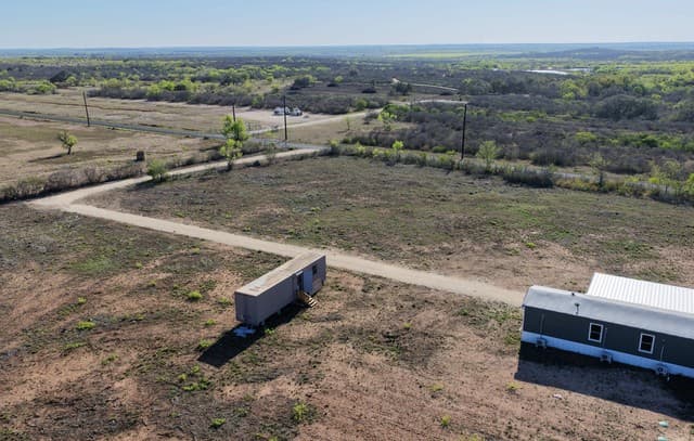 3-bedroom rental at 2811 County Road 467 in Devine, TX — photo 4