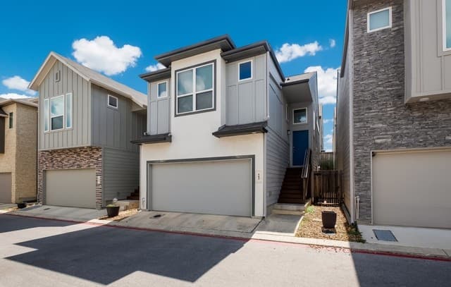 3-bedroom rental at 6446 Babcock Rd Unit 23 in San Antonio, TX — photo 3