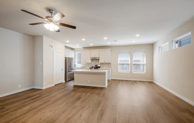 3-bedroom rental at 6446 Babcock Rd Unit 23 in San Antonio, TX — photo 5