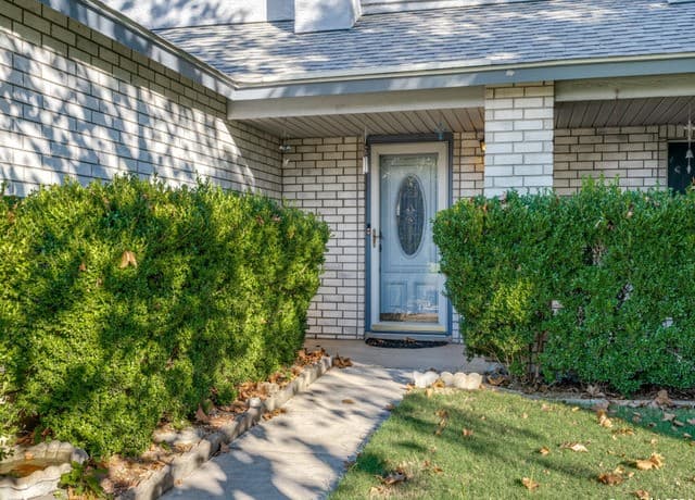 4-bedroom rental at 12127 Branding Pt in Helotes, TX — photo 2