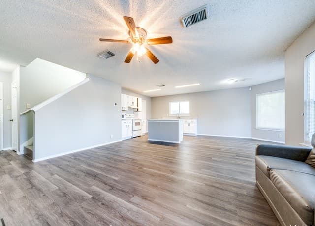 4-bedroom rental at 12127 Branding Pt in Helotes, TX — photo 4