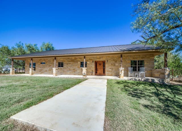 3-bedroom rental at 6472 Bluntzer Rd in Jourdanton, TX — photo 1