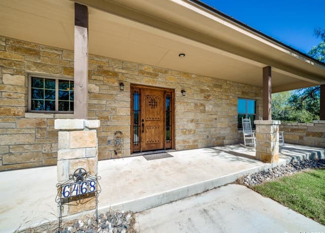 3-bedroom rental at 6472 Bluntzer Rd in Jourdanton, TX — photo 2