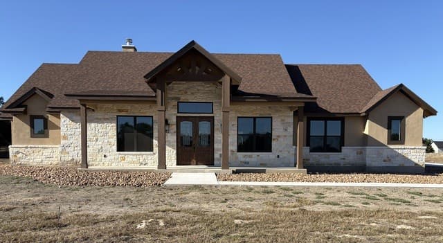 4-bedroom rental at 811 Horseshoe Falls in Bandera, TX — photo 2