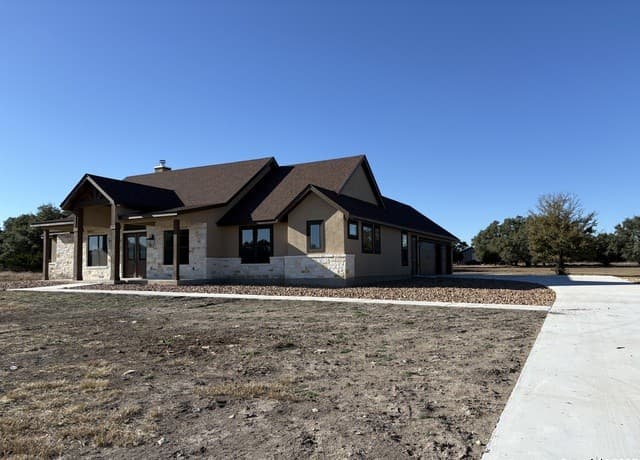 4-bedroom rental at 811 Horseshoe Falls in Bandera, TX — photo 3