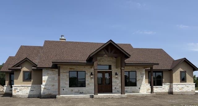 4-bedroom rental at 811 Horseshoe Falls in Bandera, TX — photo 4