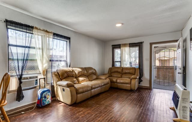 3-bedroom rental at 446 Blue Bonnet St. in San Antonio, TX — photo 4