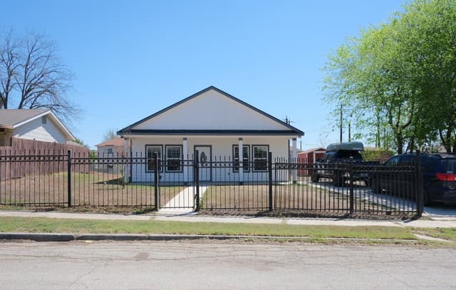 4-bedroom rental at 178 Shadow Valley in San Antonio, TX — photo 1