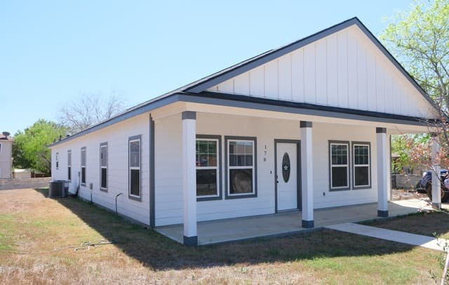 4-bedroom rental at 178 Shadow Valley in San Antonio, TX — photo 4