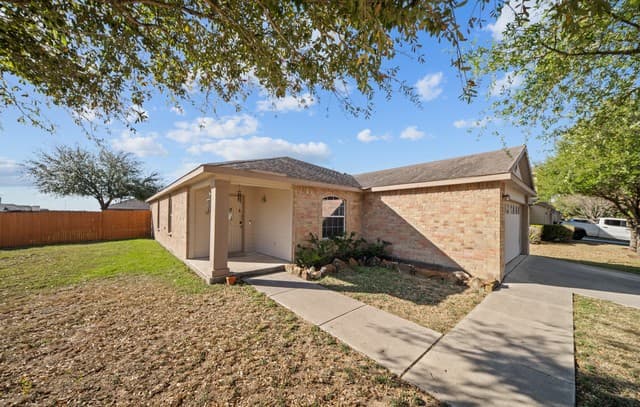 3-bedroom rental at 240 Rustic Acres in Selma, TX — photo 2