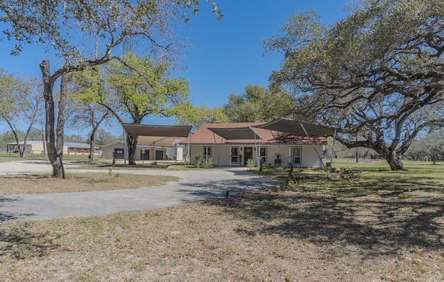 3-bedroom rental at 311 Governors in Floresville, TX — photo 2