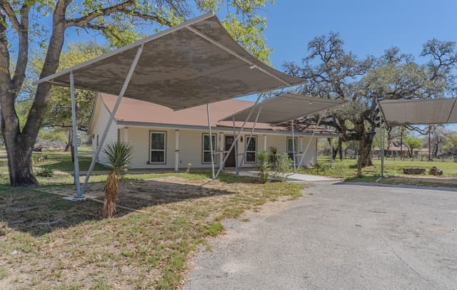 3-bedroom rental at 311 Governors in Floresville, TX — photo 4