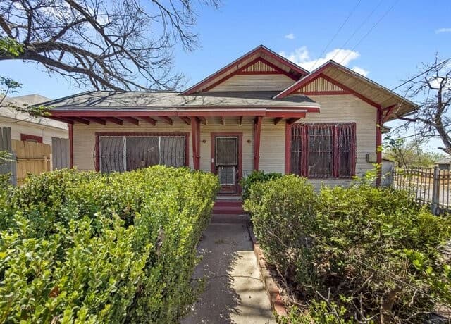 3-bedroom rental at 2922 Buena Vista St in San Antonio, TX — photo 1