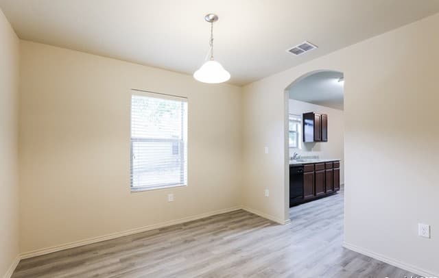3-bedroom rental at 7031 Heathers Pond in San Antonio, TX — photo 2