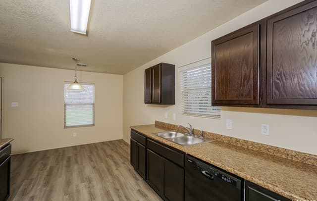 3-bedroom rental at 10210 Hunters Pond in San Antonio, TX — photo 2