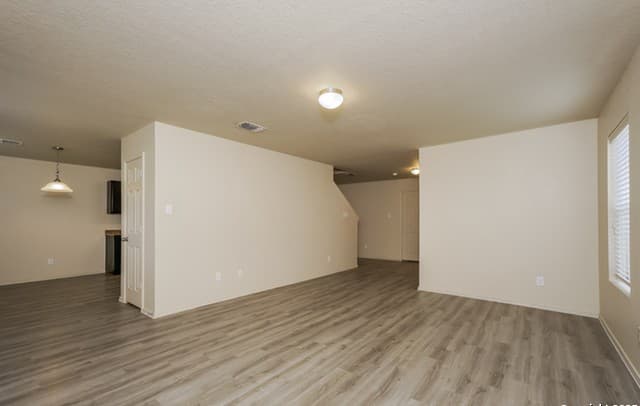3-bedroom rental at 10210 Hunters Pond in San Antonio, TX — photo 3