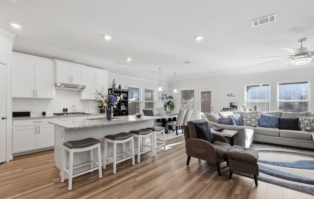 4-bedroom rental at 17026 Autry FLS in San Antonio, TX — photo 3