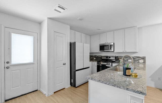 4-bedroom rental at 14042 Wool Park in San Antonio, TX — photo 2