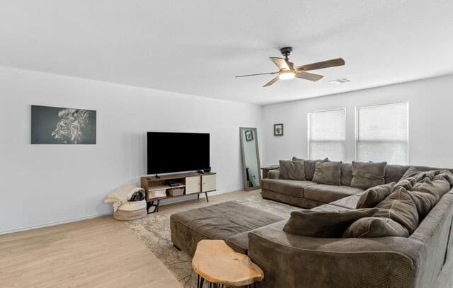 4-bedroom rental at 14042 Wool Park in San Antonio, TX — photo 3