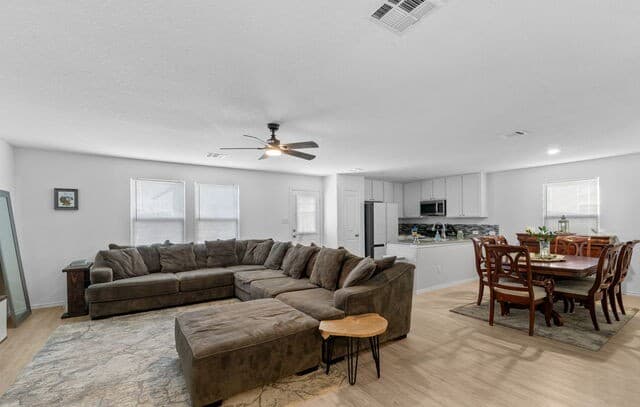 4-bedroom rental at 14042 Wool Park in San Antonio, TX — photo 4