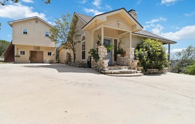 2-bedroom rental at 19708 Nottingham in Grey Forest, TX — photo 2