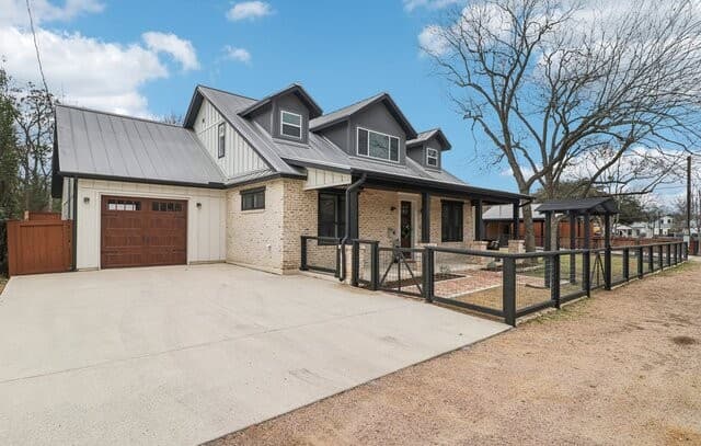 4-bedroom rental at 115 & 113 E Evergreen in Boerne, TX — photo 3