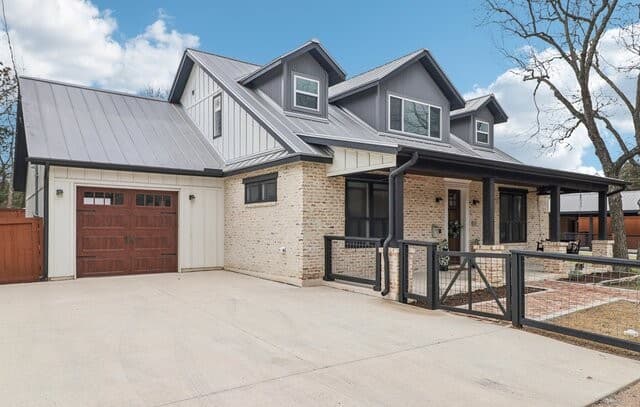 4-bedroom rental at 115 & 113 E Evergreen in Boerne, TX — photo 4