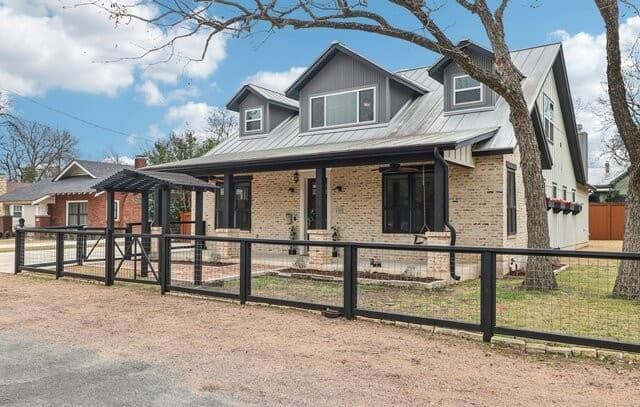 4-bedroom rental at 115 & 113 E Evergreen in Boerne, TX — photo 5