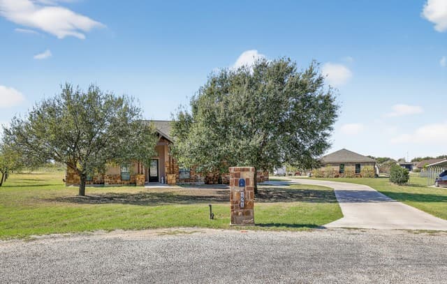 4-bedroom rental at 121 Abrego Mount in Floresville, TX — photo 3