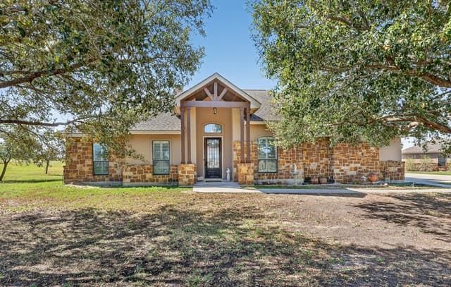 4-bedroom rental at 121 Abrego Mount in Floresville, TX — photo 4