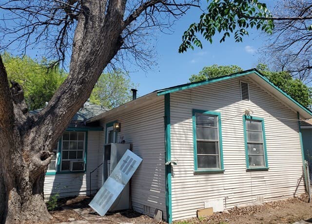 4-bedroom rental at 114 Thompson Place in San Antonio, TX — photo 4