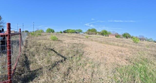 rental at 0 County Road 664 in Devine, TX — photo 4
