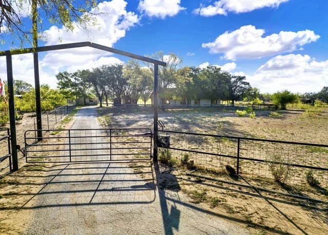 3-bedroom rental at 386 County Road 763 in Devine, TX — photo 2