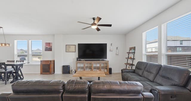 4-bedroom rental at 11967 Longfellow in San Antonio, TX — photo 5