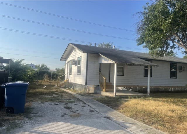 rental at 3114 Saturn in San Antonio, TX — photo 2