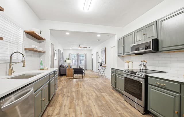3-bedroom rental at 1026 W Lynwood in San Antonio, TX — photo 5