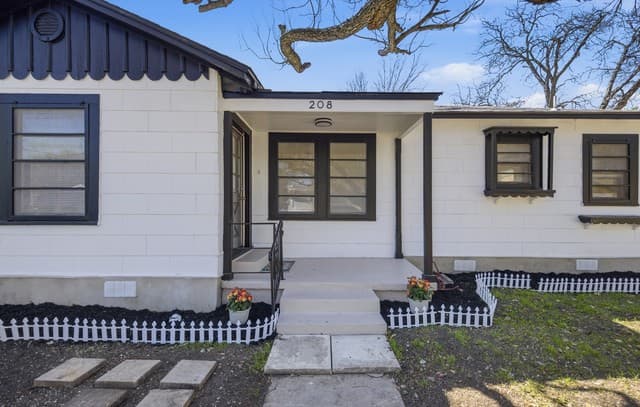 3-bedroom rental at 208 Frost in San Antonio, TX — photo 1